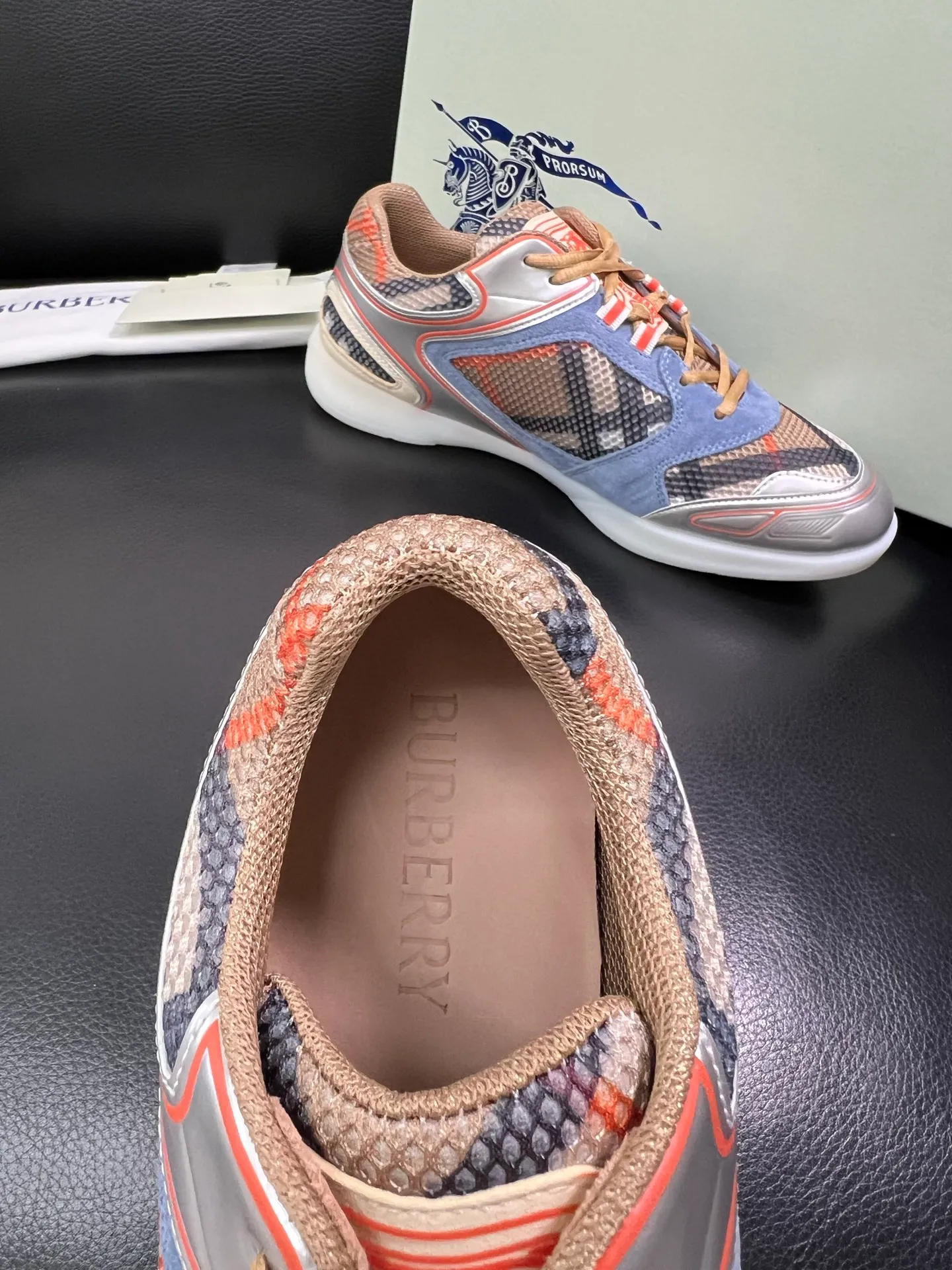 Men's shoes 💰740 BURBERRY top crafts Burberry counter synchronization, original factory configuration imported cowhide fabrics from Italy, high-quality complex splicing process, imported cowhide inner pads, breathable and comfortable, soles: original soles specially provided by the original factory, original and single goods High quality welcome to compare, code number 38-44 (customized 45 46) 85855